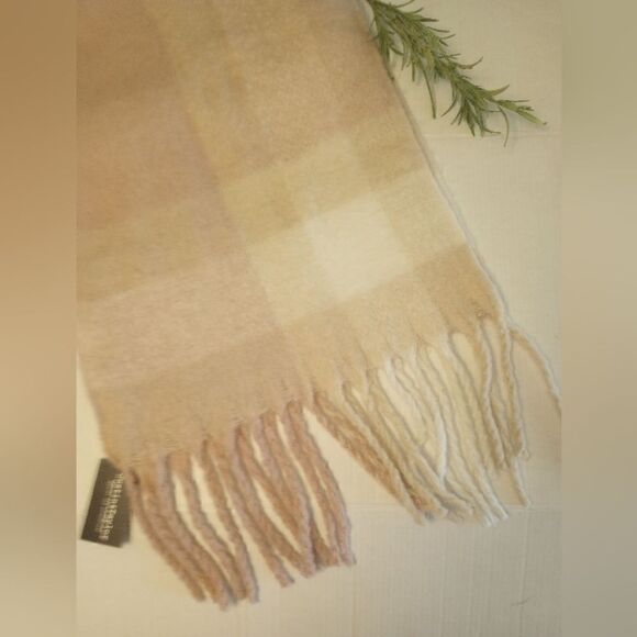 Justin and Taylor blush fringed blanket scrarf - Picture 5 of 8